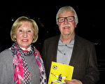 Fischbeck夫妇4月9日晚在德国汉堡迈尔剧院（Mehr! Theater am Großmarkt）观看了美国神韵国际艺术团的演出，心情非常激动，一直大力鼓掌、叫好。（黄芩／大纪元）