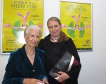 Silke Hagemeier与母亲一起观赏了美国神韵国际艺术团2016年4月9日晚在德国汉堡迈尔剧院的演出。（余平／大纪元）