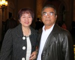 菲律宾社区主教Raul Tobias在2016年4月9日下午与太太一起观看了神韵。（李旭生／大纪元）