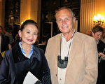 退休商人Stuart Mendoza和皮肤科医师太太Fortunata Mendoza观赏了4月9日神韵纽约艺术团在洛杉矶克莱蒙特的第三场演出。（李旭生／大纪元）