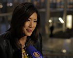 西雅图King5电视台知名新闻主持人Mimi Jung在2016年4月9日晚观看了神韵巡回艺术团在西雅图麦考剧院的演出后，接受媒体采访。（新唐人提供）