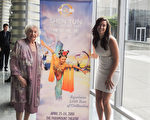 2016年4月10日下午，前首席芭蕾舞演員Kathy McElroy（左）和孫女Knight女士（右）在西雅圖麥考劇院觀看了神韻演出。（文遠／大紀元）
