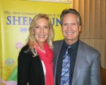 2016年4月10日下午，大學心理學家Dennis Wallstrom博士和太太Julie Wheeler在加州克萊蒙特布利奇劇院觀看神韻紐約藝術團的演出。（李旭生／大紀元）