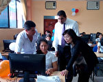 台灣協助亞馬遜偏鄉學校成立數位學習中心，駐厄瓜多 代表謝妙宏當地時間7至8日，往厄國東部偏鄉主持「台 灣數位學習中心」開幕揭牌儀式。 （駐厄瓜多代表處提供）
