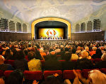 4月10日，神韵纽约艺术团在大洛杉矶地区克莱蒙特市布利奇剧院（Bridges Auditorium）的最后一场演出圆满结束。（季媛／大纪元）
