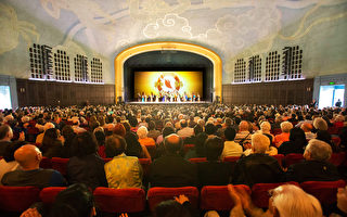 4月10日，神韻紐約藝術團在大洛杉磯地區克萊蒙特市布利奇劇院（Bridges Auditorium）的最後一場演出圓滿結束。（季媛／大紀元）