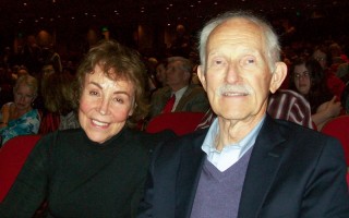 律师Michael Schmeer和太太4月12日晚观看了神韵巡回艺术团在波特兰的凯乐剧院的演出。（舜华／大纪元）