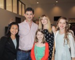 2016年4月13日下午，Daren Brayson先生擕太太Lauren Brayson和三個女兒Lillian（右）, Lily（左）和Annabelle（中）一起在波特蘭凱勒禮堂觀看了神韻演出。（文遠／大紀元）