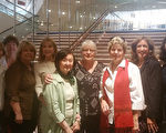 退休银行副总裁的Renee Blais（左六）、Cherie Erickson（左七）和健身小组的姐妹朋友们9人一起来观看了神韵纽约艺术团在橙县艺术中心的演出。（李清怡／大纪元）