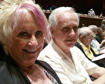 Carol Gobby女士与Steve Sowa先生第一次观看神韵，惊喜万分。（李清怡／大纪元）
