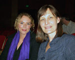 暢銷書作家Wendy Webb（右）女士和行為理療師Carolyn Kent女士觀看了巡迴藝術團在波特蘭凱樂劇院最後一場演出。（舜華／大紀元）