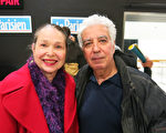 Paule Abbas先生和太太 Rabah Abbas一起觀看了神韻國際藝術團在巴黎的演出。（關宇寧／大紀元）