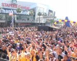 NBA球星科比‧布萊恩（Kobe Bryant）告別賽開賽前三小時，在「斯臺普斯」體育場外的歡送活動人潮洶湧。（薛文/大紀元）