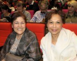 Vayra Chan Kang女士（右）和Belales Khodcha女士观看了2016年4月16日的神韵演出。（关宇甯／大纪元）