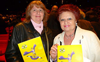 Catherine（左）和Anne-Marie Perrichou（右）兩姐妹於2016年4月17日在巴黎觀賞了神韻晚會。（亦凡／大紀元）