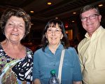 Dan Bowerman先生（右）和太太Kathy（中）和朋友Kate Spangler一起观看了神韵巡回艺术团在阿德勒剧院（Adler Theatre）的演出。（温文清／大纪元）
