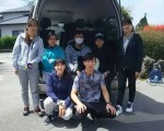 德霖技术学院7名在饭店实习的学生（图），受困日本地震重创的熊本阿苏地区，餐旅系教师刘小玮18日与福冈办事处人员，前往山区接受困的学生。（民众提供）