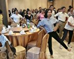 “台湾酸痛关怀协会”4月17日在高雄晶顶101餐厅举办健康讲座，现场听众跟着做护膝运动。（陈平和／大纪元）