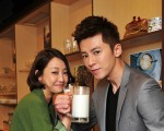 新劇收視攀新高，身為男女主角的李國毅（右）與謝欣穎喝牛奶慶功。（台視、東森提供）