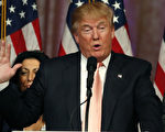 美国总统中共和党候选人川普表示，如果自己能够当选总统，将向中国进口商品征收45%关税。图为3月15日，川普在棕榈滩的新闻发布会。(RHONA WISE/AFP/Getty Images)