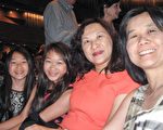 會計師吳卓冰（左三）帶雙胞胎女兒，與朋友Feona Tang（右一）觀看演出後表示，非常喜愛，超乎想像，深感自豪。（李清怡/大紀元）