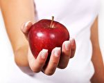苹果的高纤维和苹果皮中的黄酮对健康尤其有益。（公有领域）