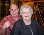 92岁的Joyce Conley女士（图前）和女儿Debbie、侄子Pat（图后）于2016年4月20日一起观看了神韵巡回艺术团在美国伊利诺伊州皮奥里亚文娱中心（Peoria Civic Center）的演出。（温文清/大纪元）