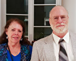 退役美国空军上校Gary Stein（右）和友人Karen Stakem一起欣赏了4月20日神韵纽约艺术团在洛杉矶北岭的最后一场演出。他表示自己被演出带入另外一种美好境界。（Thanh Le／大纪元）