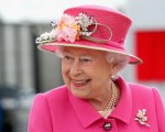 女王说，面对一个“日益充满挑战性”的世界，政治家要“保持镇定和冷静”。(Chris Jackson/AFP)