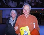 多伦多约克大学的教授Bob Crippen和太太Polla是神韵的粉丝，他们不仅对4月22晚在多伦多的神韵演出赞不绝口，还预订了2017年的神韵演出票。（滕冬育／大纪元）