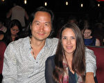 美國著名韓裔演員Charles Chun與女友、珠寶設計師Megan Spivey一同觀賞了4月23日晚神韻紐約藝術團在洛杉磯微軟劇院的第二場場演出，留下深刻印象。（劉菲／大紀元）