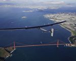 在经过三天飞行后，从夏威夷起飞的太阳能飞机——阳光动力号飞越太平洋，美国时间4月23日抵达加州。(Jean Revillard/AFP)