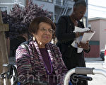 4月26日，在旧金山Hayes Valley的一幢民居住了60年的99岁老人艾瑞斯‧坎纳达（Iris Canada），面临屋主将TIC改制成公寓的压力。（周凤临／大纪元）