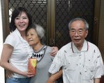 台湾艺人小潘潘登门感谢拾金不昧的南投县68岁妇人黎阿美。（小潘潘脸书）