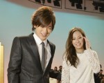 北川景子（右）和歌手DAIGO宣布婚訊資料照。（大紀元資料室）
