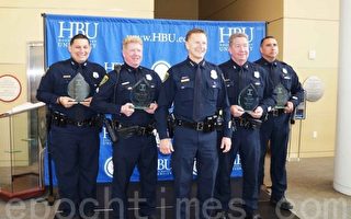 西南管理区委员会向五位警官颁奖