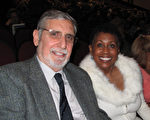 4月28日晚，神韻紐約藝術團在加州貝克斯菲市羅布班克劇院（Rabobank Theater）的最後一場演出圓滿結束。塔夫特學院（Taft College）英語系教授Gary Graupman和太太Glenda Rust已經是第二年來欣賞。（劉菲／大紀元）