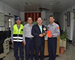 署長陳國恩慰勉宜警 致贈「好警茶」公仔