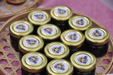 梅农田秋森说,10斤青梅只能制成一小瓶的梅精,是纯天然的精品。(詹亦菱/大纪元)