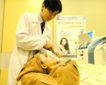 衛福部將實施醫美新制，執行美容醫學的醫師，必須經認證和訓練才可以從事注射、光電和手術等醫療行為。（中央社/提供）