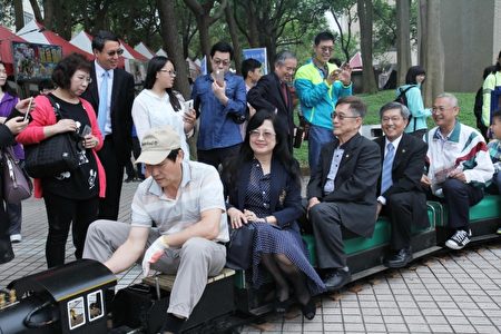 前校長也童心未泯,搭乘小火車過過癮。(賴月貴/大紀元)