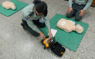 救命需要一技在身 官兵用心学习急救技能
