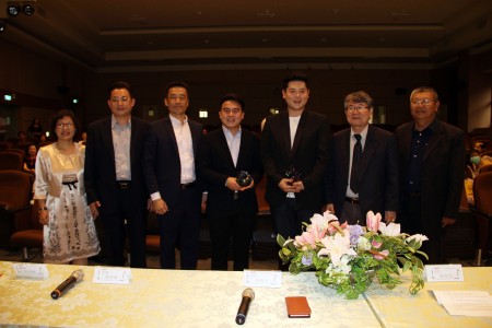 留奥小提琴演奏家叶哲睿(左4)回馈母校邀请韩国青年钢琴家朴商郁(左5)开授大师班,与贵宾及校长范贵玉(左)合影。(李撷璎/大纪元)