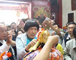 豬哥亮為保生大帝換新衣 祈癌早日康復