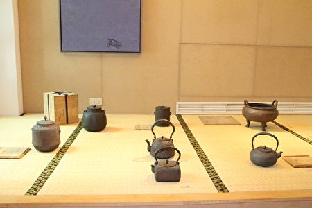 提到日本鐵壺,一定不能不提的是南部鐵器。可以說是日本鐵器代表的南部鐵器,李哲政表示,鑄鐵樸實無華,堅實內斂的材質特性,呼應茶道「和、敬、清、寂」的精神。(李擷瓔/大紀元)