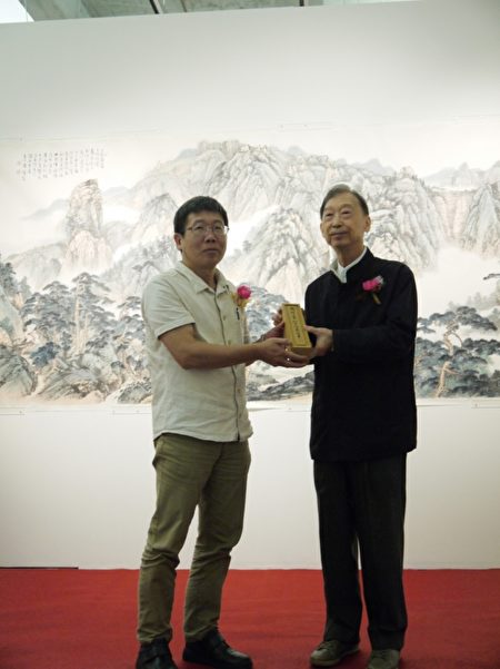 周澄教授捐赠作品《胸中诗意图卷》予宜兰美术馆。(宜兰文化局提供)
