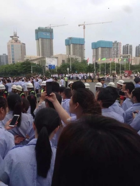 广东深圳港资雅骏眼镜制造有限公司工人罢工持续升级,4月28日,数千工人围堵龙岗区政府,一度与警察发生冲突,3名工人被抓捕。(网络图片)