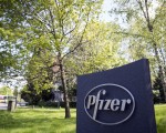 周三（4月6日），美国制药业龙头辉瑞公司（Pfizer）及爱尔兰药厂爱力根公司（Allergan）宣布终止高达1,520亿美元的并购计划。 (Oli Scarff/Getty Images)