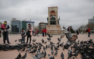 4月9日，位于土耳其伊斯坦布尔市的美国领事馆向美国公民发出旅游警告。图为伊斯坦布尔市旅游景点的知名Taksim广场。(YASIN AKGUL/AFP/Getty Images)