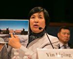 尹麗萍向美國國會議員展示遼寧省馬三家教養院照片。（李莎／大紀元）